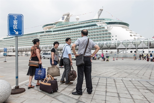 Người Trung Quốc bên ngoài Bến Du thuyền Quốc tế Thượng Hải trước chuyến du ngoạn của Hoàng gia Caribbean đến Hàn Quốc, bao gồm Busan và Đảo Jeju, vào năm 2013. Ảnh: The New York Times.