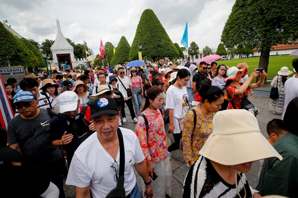 A31: Du khách Trung Quốc đến thăm Cung điện Hoàng gia ở Bangkok vào năm 2019. Ảnh: EPA.