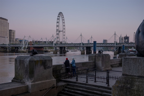 Sông Thames vắng lặng nhìn về phía London Eye vào tháng 4/2020. Ảnh: The New York Times.