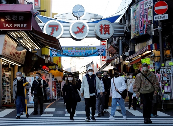Người Nhật luôn ý thức đeo khẩu trang ở nơi công cộng. Ảnh: Reuters.