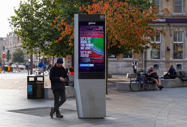 Một quảng cáo ở Leicester, Anh kêu gọi người dân xét nghiệm COVID-19 thường xuyên. Ảnh: Bloomberg.
