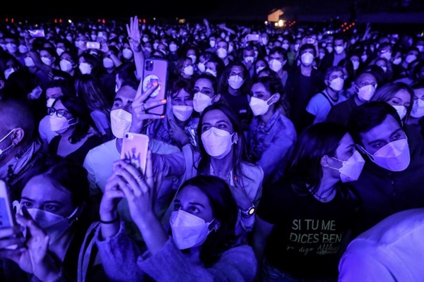 Khán giả trong một chương trình hoà nhạc ở Barcelona, Tây Ban Nha, tháng 3/2021. Ảnh: Bloomberg.