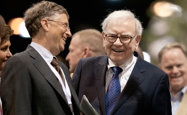 Nhà đầu tư huyền thoại Warren Buffett cùng vợ chồng tỉ phú Bill Gates cũng là những vị tỉ phú hoạt động mạnh và cam kết dành hơn 1/2 tài sản của họ vào công tác từ thiện.  Ảnh: CNBC. 