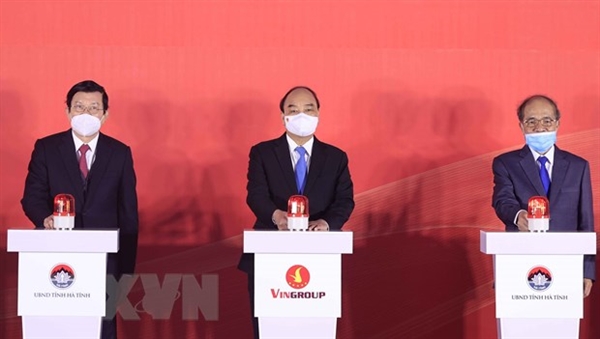 Chủ tịch nước Nguyễn Xuân Phúc và các đại biểu nhấn nút khởi công Nhà máy Sản xuất Pin VinES tại khu kinh tế Vũng Áng. (Ảnh: Thống Nhất/TTXVN)