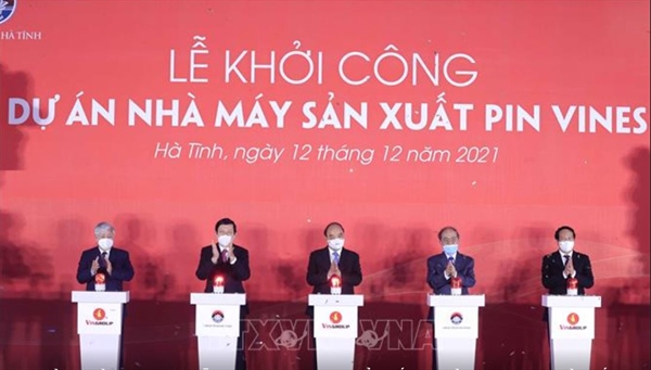 Chủ tịch nước Nguyễn Xuân Phúc và các đại biểu nhấn nút khởi công Nhà máy Sản xuất Pin VinES tại khu kinh tế Vũng Áng. (Ảnh: Thống Nhất/TTXVN)