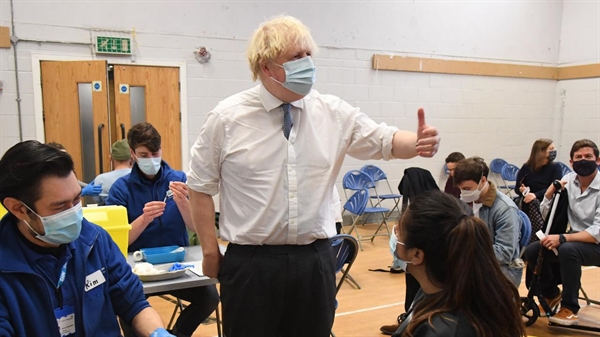 Thủ tướng Anh Boris Johnson thăm trung tâm tiêm chủng Stow Health ở Westminster. Ảnh: News.com.au.