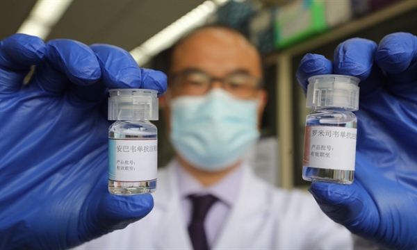 Ông Zhang Linqi cầm hai mẫu kháng thể BRII-196 và BRII-198 tại phòng thí nghiệm Đại học Thanh Hoa, Bắc Kinh. Ảnh: SCMP.