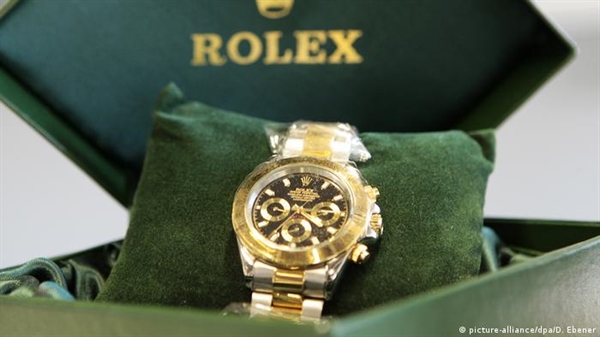 Một chiếc đồng hồ Rolex giả bị các đại lý hải quan Đức chặn trước khi nó được bán cho một khách hàng. Ảnh: DPA.