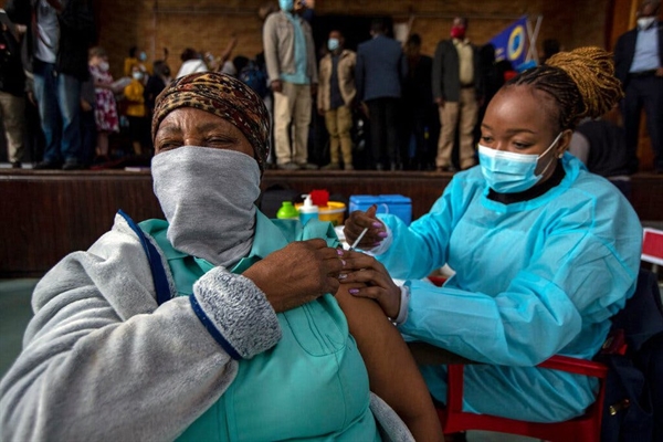 Một phụ nữ được tiêm vaccine ngừa COVID-19 ở Katlehong, phía đông Johannesburg, Nam Phi. Ảnh: AP.