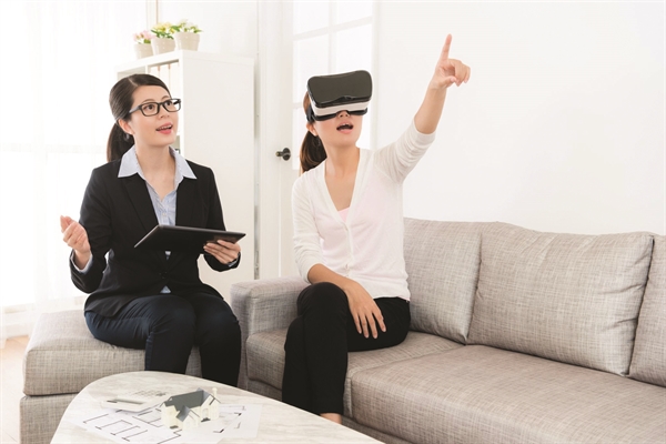  Ứng dụng công nghệ thực tế ảo (VR) trong bất động sản. Ảnh: WSJ