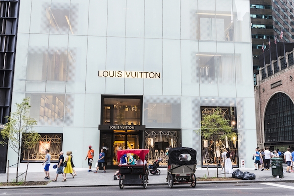 Louis Vuitton đã dành riêng màn hình cửa sổ tại các cửa hàng trên toàn cầu cho giám đốc sáng tạo Virgil Abloh quá cố. Ảnh:  Dreamstime.com.