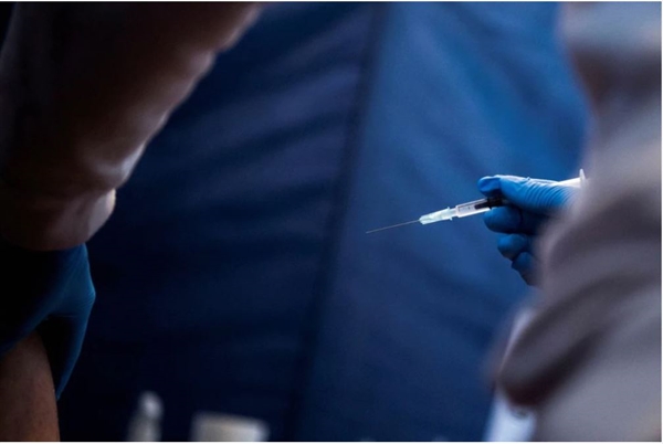 Các ca nhiễm COVID-19 ở Nam Phi cho thấy biến thể Omicron có thể vượt qua các mũi tiêm vaccine tăng cường. Ảnh: Reuters.