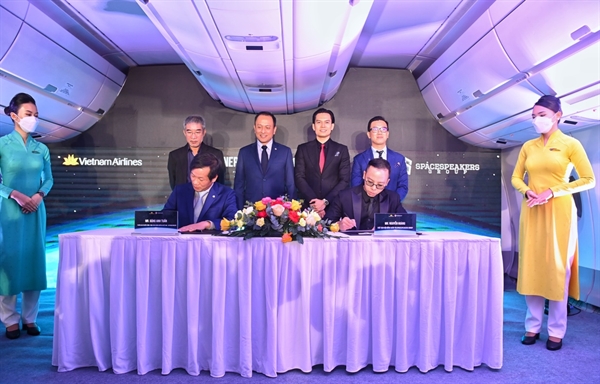 Ông Đặng Anh Tuấn - Trưởng ban Truyền thông Vietnam Airlines và ông Nguyễn Hoàng - Chủ tịch HĐQT SpeaceSpeakers Group đại diện hai bên ký kết hợp tác.
