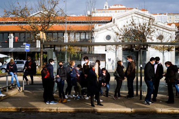 Người dân chờ xe buýt ở Cais do Sodre, Lisbon, Bồ Đào Nha, ngày 21/12/2021. Ảnh: Reuters.