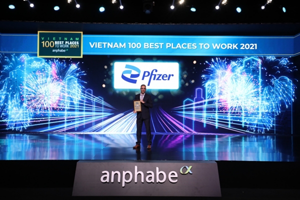 Ông Pullicino John Paul, Tổng giám đốc Pfizer Việt Nam vinh dự nhận chứng nhận tại Hội nghị Nơi làm việc tốt nhất Việt Nam 2021.