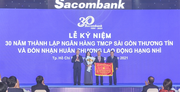 Ông Đào Minh Tú - Phó Thống đốc thường trực Ngân hàng Nhà nước Việt Nam trao Cờ thi đua cho Sacombank vì đã có thành tích xuất sắc, dẫn đầu phong trào thi đua ngành Ngân hàng năm 2020.