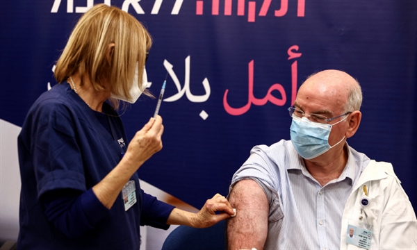 Nhân viên y tế tiêm mũi vaccine COVID-19 thứ tư tại Trung tâm Y tế Sheba hôm 27/12. Ảnh: Reuters.