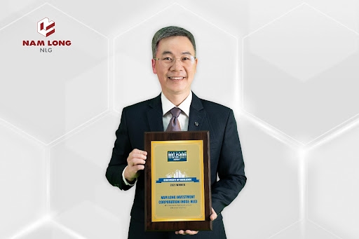 Ông Trần Xuân Ngọc - Tổng Giám đốc Tập đoàn Nam Long nhận giải thưởng 