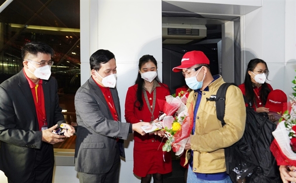 Trước đó, chuyến bay quốc tế đầu tiên của Vietjet từ Tokyo, Nhật Bản trong năm 2022 cũng đã hạ cánh tại sân bay Nội Bài (Hà Nội) trong không khí hân hoan chào đón của các lãnh đạo hàng không Việt Nam, khởi đầu cho một năm mới 2022 hứa hẹn những điều tốt đẹp. Phó Cục trưởng Cục Hàng không Đinh Việt Sơn, lãnh đạo Cảng Hàng không Quốc tế Nội Bài, hãng hàng không Vietjet đã có mặt tại sân bay từ rất sớm, chào đón, tặng hoa, lì xì và chúc mừng năm mới cho những hành khách trên chuyến bay quốc tế đầu tiên của hãng trong năm 2022.