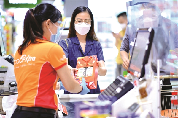 Theo báo cáo của Kantar Worldpanel, chi tiêu hàng tiêu dùng nhanh tại nhà của Việt Nam tăng trưởng tốt trong dịp Tết 2021 với mức chi tiêu gấp 2-3 lần so với ngày thường. Ảnh: Đại Việt. 