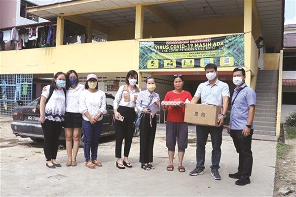 Ngày 26/12, Đại sứ quán Việt Nam và cộng đồng người Việt tại Malaysia đã tổ chức quyên góp ủng hộ người Việt tại bang Selangor, Malaysia bị ảnh hưởng bởi đợt lũ lụt vừa qua. Ảnh: TL