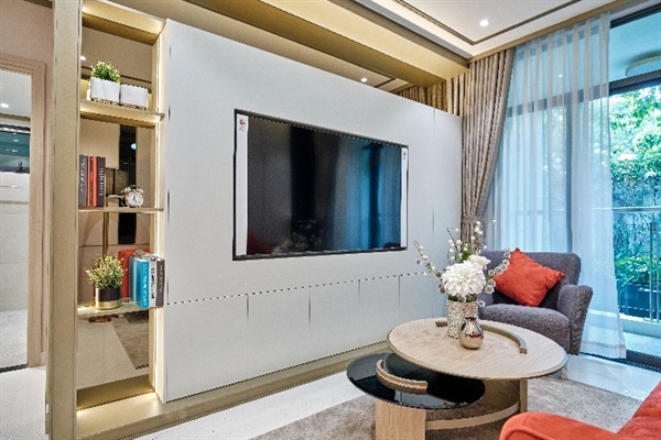 Phòng khách được trang bị đầy đủ các vật liệu như: hệ thống video door phone, tivi, máy lạnh, bàn khách bo tròn hiện đại, kính ban công độ cao 2m7 giúp bao trọn tầm nhìn vĩnh viễn ra sông Sài Gòn và thành phố