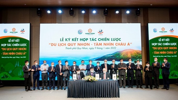 Mr. Truong Van Viet - Vice Chairman of Hung Thinh Corporation (seated in the middle), Assoc. Prof. Dr. Do Ngoc My - Rector of Quy Nhon University (left) and Dr. Hank Duyverman - Director of Academic Development Pegasus Vietnam right) signed a cooperation agreement on training and developing human resources for tourism development in Quy Nhon city.