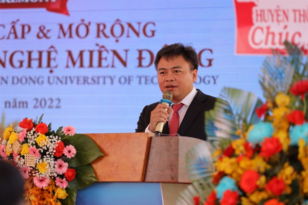 PGS.TS Phạm Văn Song – Hiệu trưởng trường đại học Công nghệ Miền Đông phát biểu tại buổi lễ