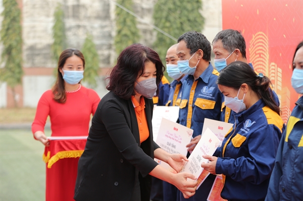FPT Shop đã đồng hành cùng Báo Tuổi Trẻ tặng quà Tết cho các công nhân thoát nước Hà Nội