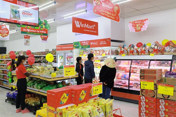 Customers shop at WinMart+ stores in the form of franchising in Bac Giang