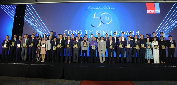 Nam Long cùng đại diện các công ty có mặt trong top 50 công ty kinh doanh hiệu quả nhất Việt Nam 2021