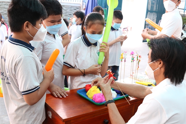 Several children receive gifts from the program. Photo: Masterise Group  