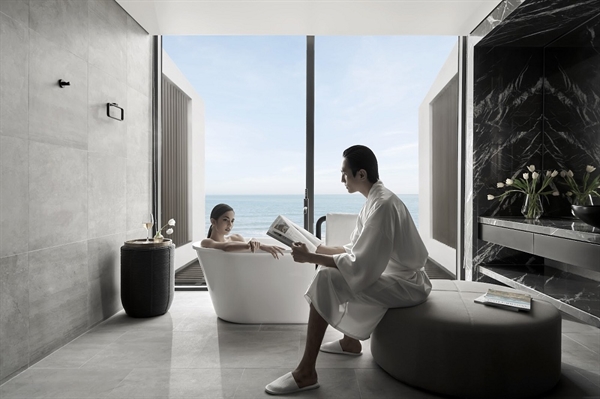 Phòng tắm view biển được thiết kế tinh xảo với thiết bị Noken, gạch lát cao cấp của thương hiệu ốp lát “hàng hiệu” Porcelanosa hàng đầu Châu  u có khả năng chống thấm nước gấp 5 lần thông thường. 