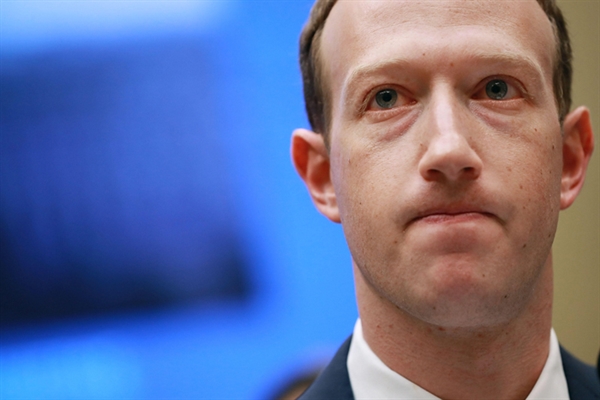 CEO Facebook Mark Zuckerberg chứng kiến tài sản bốc hơi 10,4 tỉ USD.