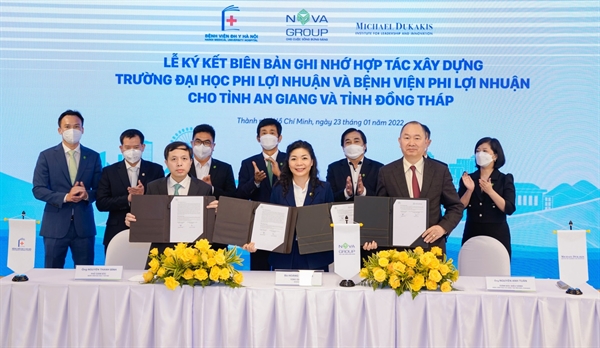 Đại diện Viện Michael Dukakis, đại diện Bệnh viện Đại học Y Hà Nội cùng NovaGroup tiến hành nghi thức ký kết hợp tác