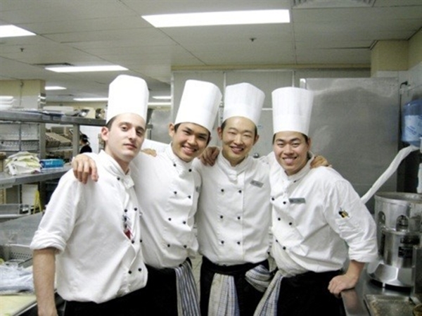 Ông Long Phan (đứng thứ hai từ trái qua phải) cùng các đồng nghiệp tại bộ phận bếp của khách sạn Sheraton On The Park Hotel Sydney.