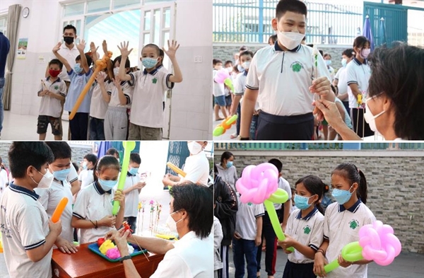 Several children receive gifts from the program. Photo: Masterise Group