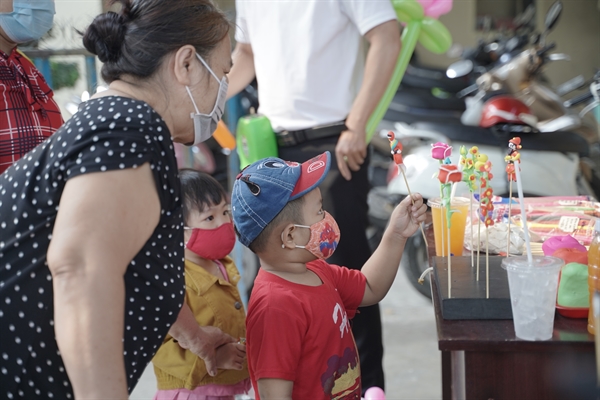 Not only supporting gifts, the program also organizes folk games with the aim to share Tet atmosphere to children. Photo: Masterise Group
