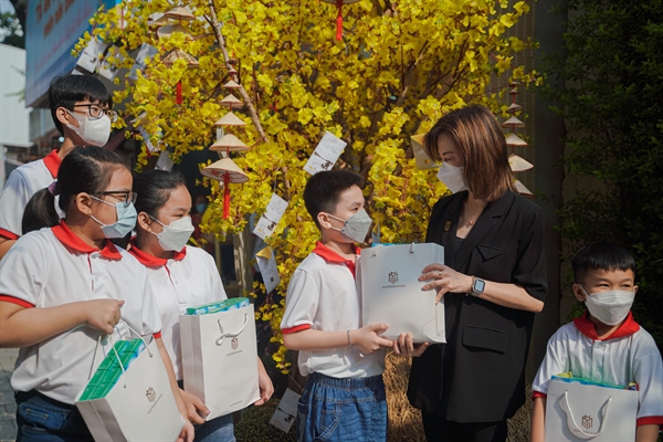 Ms. Sunny Tong, deputy director of marketing communications at Masterise Homes during a meeting to support disadvantaged children due to the pandemic. Photo: Masterise Group