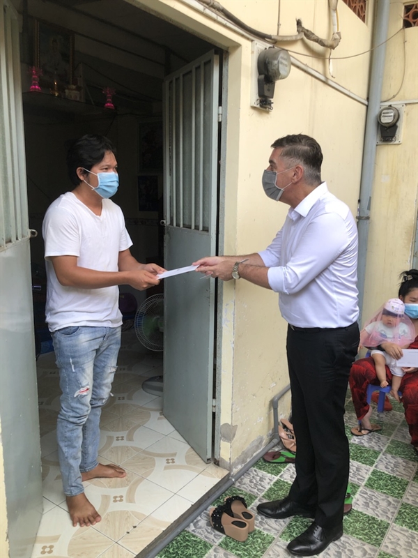Mr. Jason Turnbull, Deputy General Director and Chief Financial Officer of Masterise Homes directly presents gifts to employees. Photo: Masterise Group
