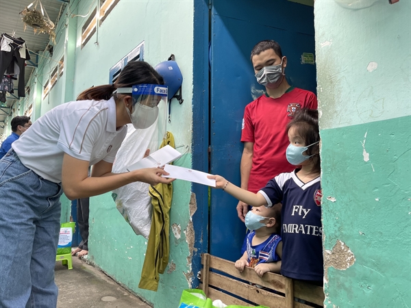 In the midst of social distancing, Masterise Group does not hesitate to join hand with the city’s Communist Youth Union’s members traveling to alleys in Ho Chi Minh City, supporting disadvantaged people. Photo: Masterise Group