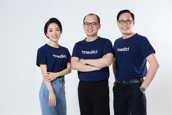 Đội ngũ sáng lập Medici (từ trái qua phải: Giám đốc Vận hành - Bà Bella Nguyen; Tổng Giám đốc - Ông Ngô Đức Anh; Phó Tổng Giám đốc - Ông Vũ Bá Tuyên)