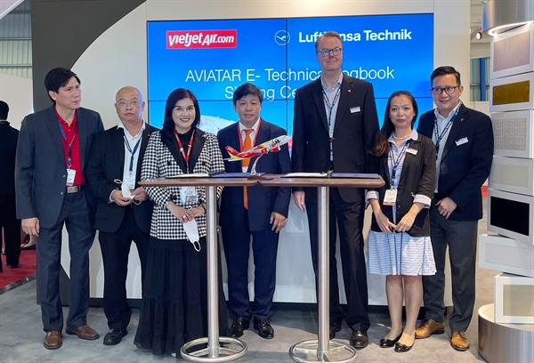 Ký kết Vietjet và Lufthansa Technik tại Singapore Airshow.