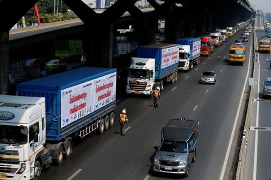 Các tài xế xe tải gần đây đã làm tắc nghẽn đường phố ở Bangkok để gây áp lực buộc chính phủ giảm giá dầu diesel. Ảnh: Soe Zeya Tun/ Reuters.