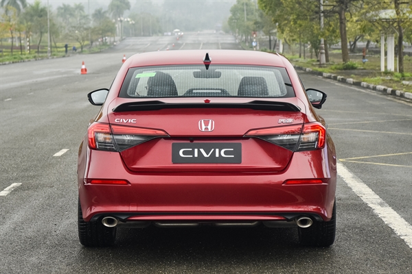 Cả ba phiên bản Civic là RS, G và E đều được trạng bị động cơ tăng áp 1.5L VTEC cho công suất 176 mã lực cùng mô men xoắn 240Nm