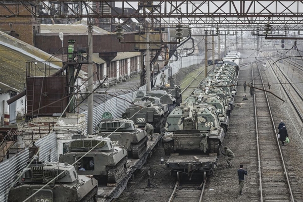 Xe bọc thép của Nga hôm thứ Tư ngày 23 tháng 2 tại nhà ga ở Rostov, gần Ukraine. Ảnh: Stringer.