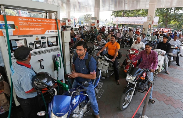 Thị trường xe máy tại Ấn Độ không khác gì Việt Nam. Ảnh: Mashable.