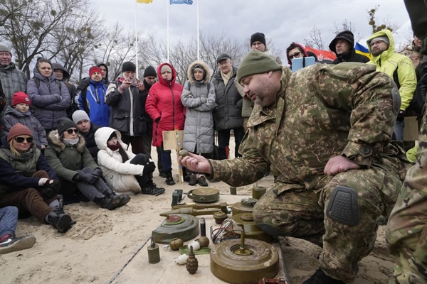 Quá trình huấn luyện các thành viên phe cực hữu Ukraine, ở Kyiv, Ukraine. Ảnh: AP / Efrem Lukatsky.