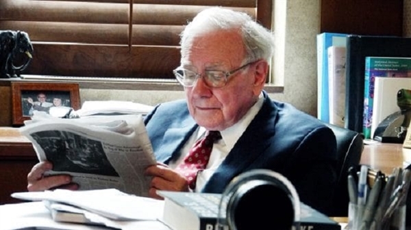 Tỉ phú Warren Buffett dành đến 80% thời gian hàng ngày chỉ để đọc. Ảnh: CNBC.