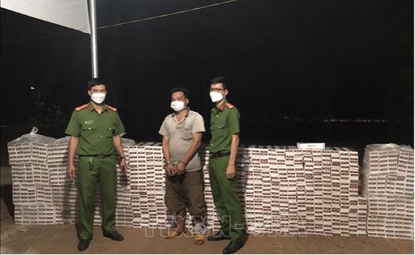 Công an tỉnh Bình Phước bắt giữ xe tải và 10.000 bao thuốc lá lậu vào tháng 12/2021, tiến hành điều tra, làm rõ hành vi vận chuyển thuốc lá lậu trái phép. Ảnh: TTXVN phát